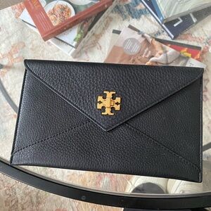 Black Tory Burch clutch!
